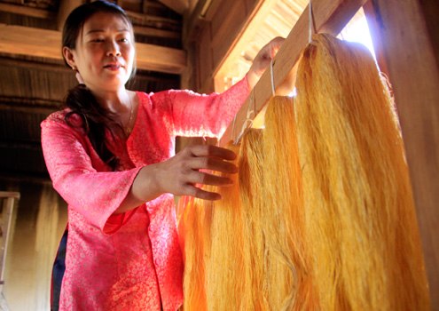 Hiện, làng lụa có khoảng 10 nghệ nhân vừa dệt vải, vừa giới thiệu với du khách về cách làm lụa và đặc biệt là nét riêng, độc đáo về nguyên liệu chỉ có ở Hội An.